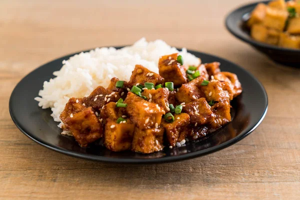 Stir fried tofu with spicy sauce on rice — Stock Photo, Image