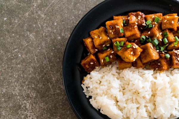 Rör stekt tofu med kryddig sås på ris — Stockfoto