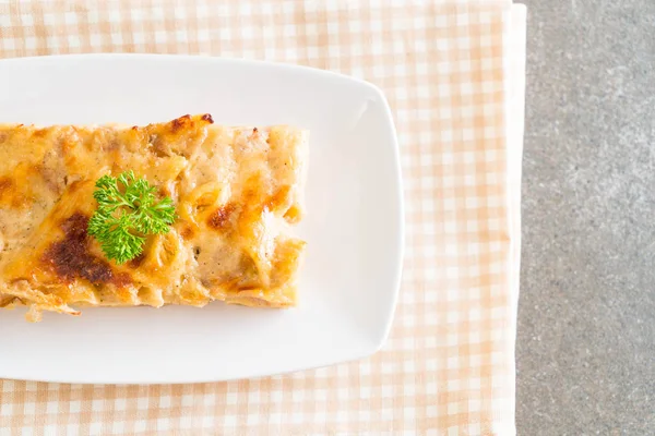 Gebakken penne pasta met kaas en ham — Stockfoto