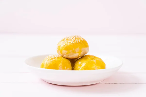 Κινεζική ζαχαροπλαστικής ή φεγγάρι κέικ γεμάτο με πάστα φασολιών mung και αλάτι — Φωτογραφία Αρχείου