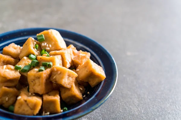 Tofu frito em uma tigela com gergelim — Fotografia de Stock