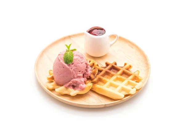 Gelado de morango com waffle — Fotografia de Stock