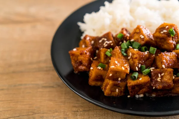 Mélanger le tofu frit avec de la sauce épicée sur le riz — Photo