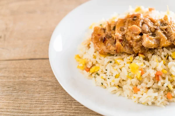 Gebratener Reis mit gegrilltem Huhn und Teriyaki-Sauce — Stockfoto