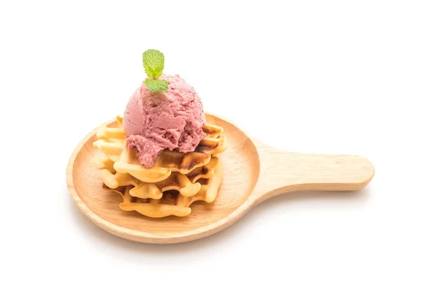 Клубничный мороженое с вафлями — стоковое фото