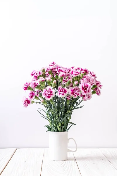 Roze voorjaar bloem op houten achtergrond — Stockfoto