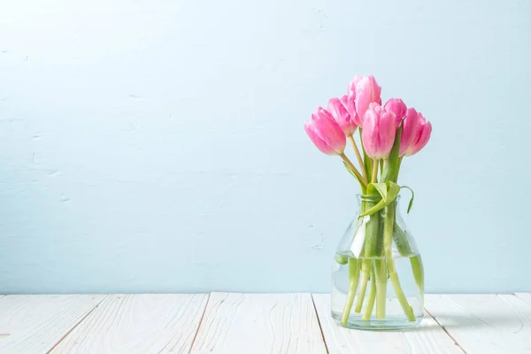 Rózsaszín tulipán virág, fa háttér — Stock Fotó