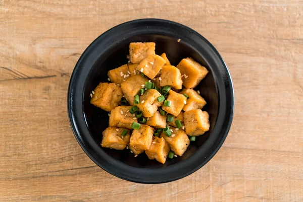 Tofu fritto in una ciotola con sesamo — Foto Stock