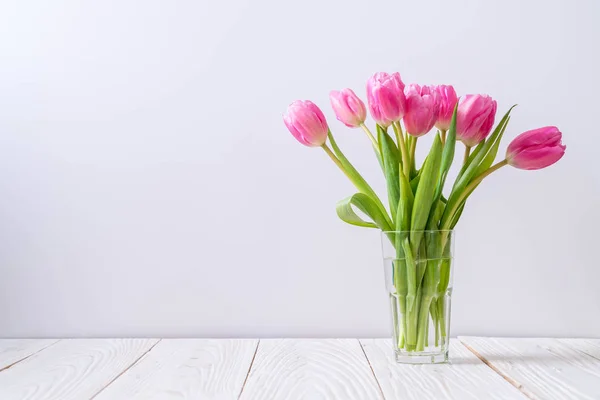 Flor de tulipán rosa sobre fondo de madera —  Fotos de Stock