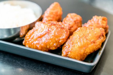 plaka üzerinde kızarmış tavuk