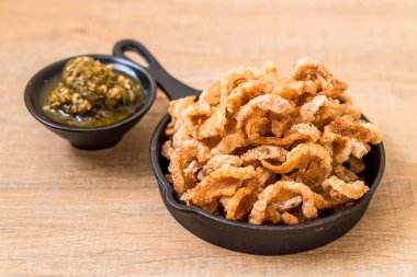 Kızarmış domuz eti rince ya da domuz eti aperatif Kuzey Tayland yeşil biber D ile