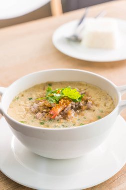 Karides ve kıyma domuz haşlanmış yumurta