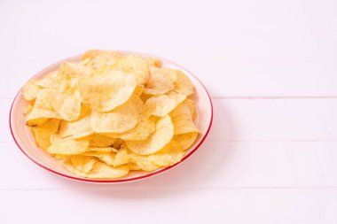 patates cipsi plaka üzerinde