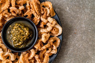 Kızarmış domuz eti rince ya da domuz eti aperatif Kuzey Tayland yeşil biber D ile