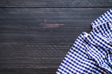 ahşap arka plan üzerinde mutfak bezi (peçete)