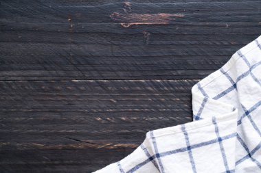 ahşap arka plan üzerinde mutfak bezi (peçete)