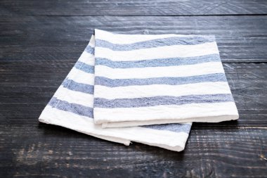 ahşap arka plan üzerinde mutfak bezi (peçete)