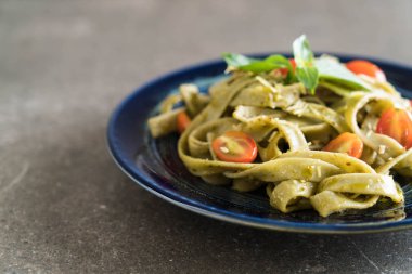 ıspanak fettuccine domates ile