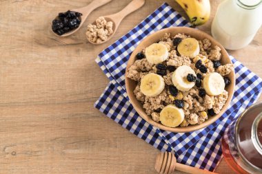 Granola muz, Kuru üzüm ve süt ile 