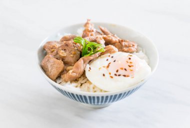 yumurta ile tepesinde pirinç Sarımsak soslu tavada kızartılmış domuz eti