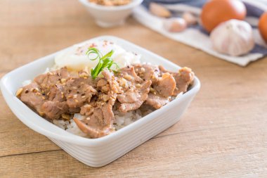 yumurta ile tepesinde pirinç Sarımsak soslu tavada kızartılmış domuz eti