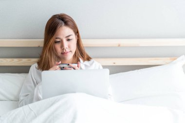 Asyalı kadın evde çalışma 