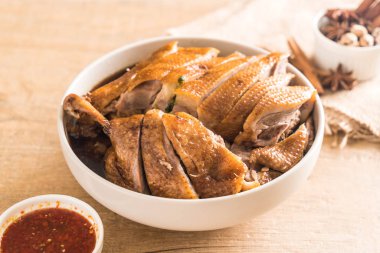 pot demlenmiş Ördek sosu ve ingradients ile