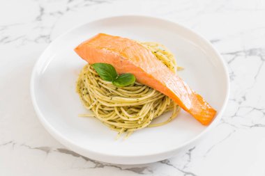 pesto yeşil ve somon makarna spagetti