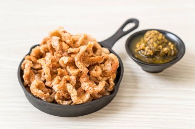 Kızarmış domuz eti rince ya da domuz eti aperatif Kuzey Tayland yeşil biber D ile