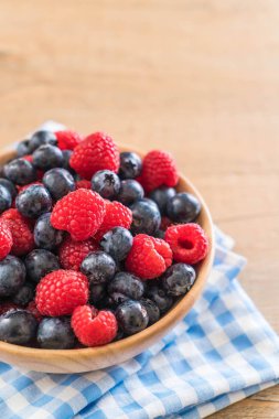 taze yaban mersini ve rasberry 