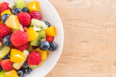 karışık taze meyve (çilek, ahududu, yaban mersini, kivi, mang