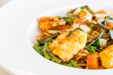 tavada kızartılmış Baharatlı deniz mahsulleri spagetti