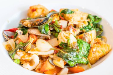 tavada kızartılmış Baharatlı deniz mahsulleri spagetti