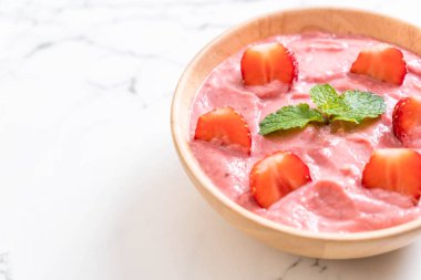 çilek smoothies kase