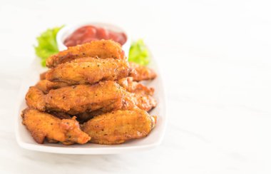 Kızarmış tavuk kanadı.