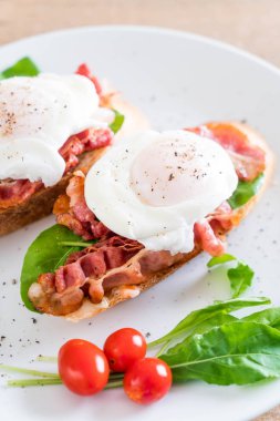 Yumurta Benedict plaka üzerinde
