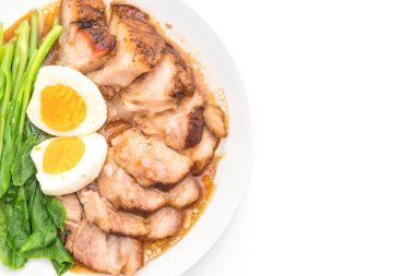 Demlenmiş Domuz eti bacak yumurta ve sebze ile