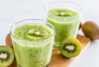 Sağlıklı taze kivi smoothie cam