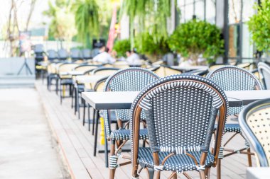 Boş masa ve sandalye 