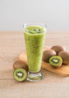 Sağlıklı taze kivi smoothie cam