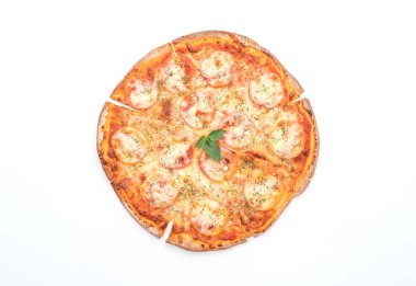 Beyaz arka plan üzerinde izole domates pizza
