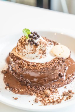 vanilyalı dondurma ile çikolatalı kek