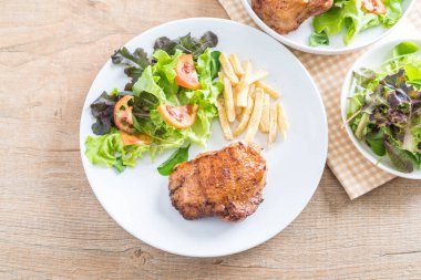 ızgara tavuk biftek ile kızarmış patates ve sebze salatası