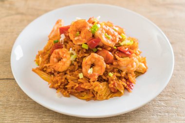 Kore baharatlı sos ve karides kızarmış pilav