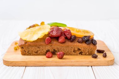 Ahşap üzerine meyveli kek