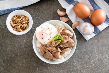 yumurta ile tepesinde pirinç Sarımsak soslu tavada kızartılmış domuz eti