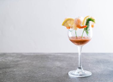 Karides kokteyl sosu ile