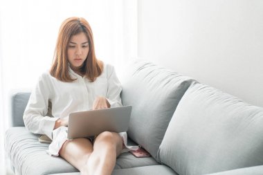 Asyalı kadın evde çalışma 