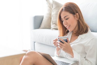 Asyalı kadın evde çalışma 