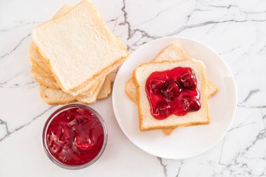 çilek reçeli ile ekmek